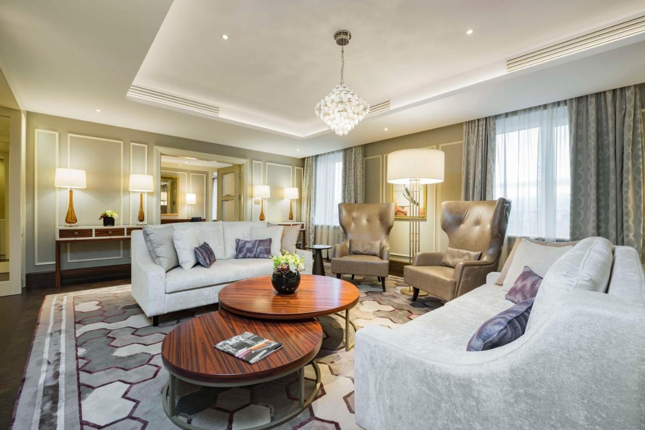 Grand Hotel Kempinski Riga Exterior foto The living room of a suite at the hotel