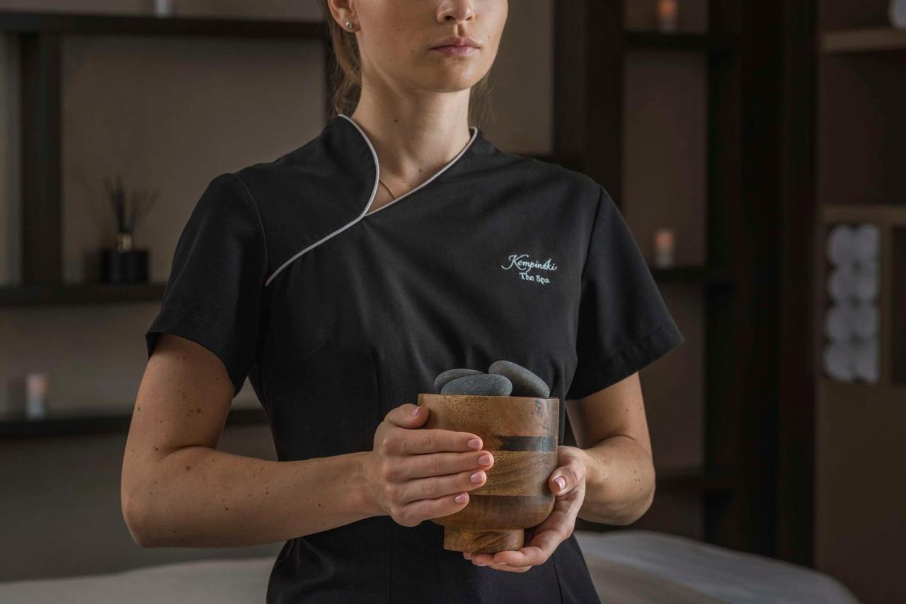 Grand Hotel Kempinski Riga Exterior foto A spa employee holding a glass of tea