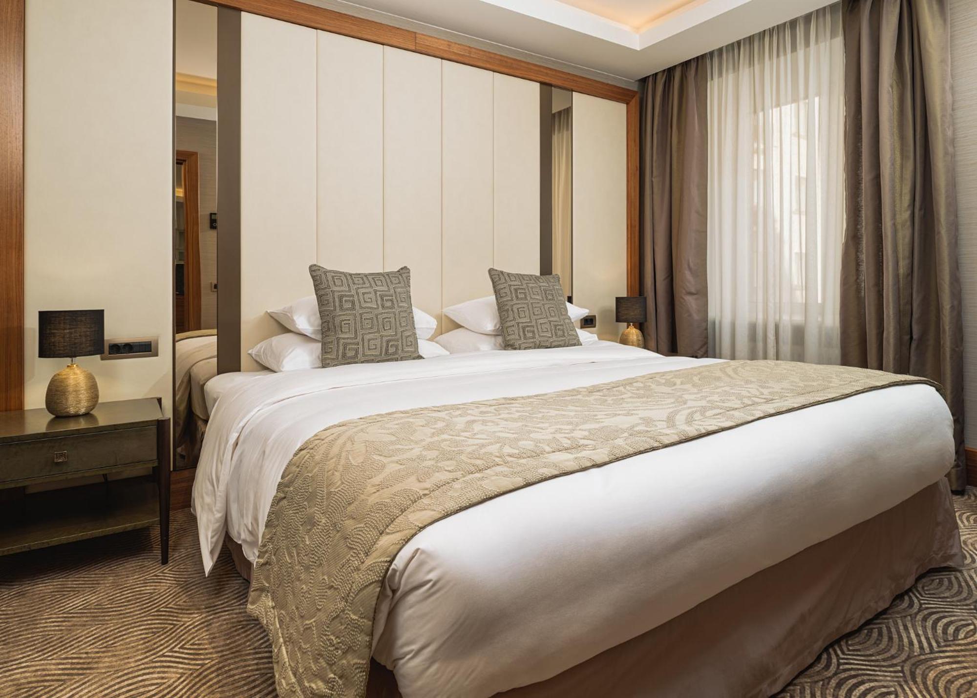 Grand Hotel Kempinski Riga Exterior foto A bedroom at the hotel