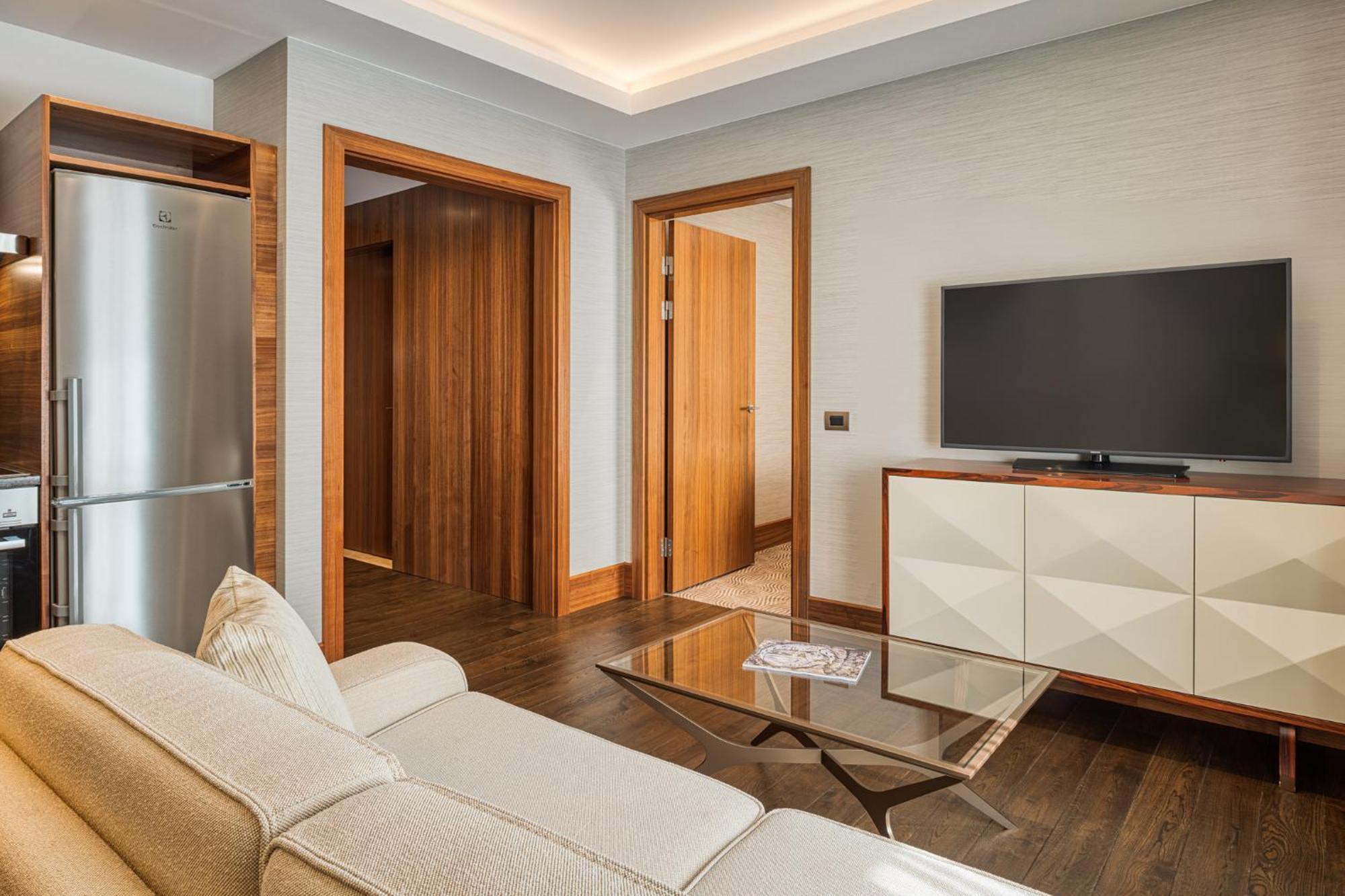 Grand Hotel Kempinski Riga Quarto foto A living room at the hotel