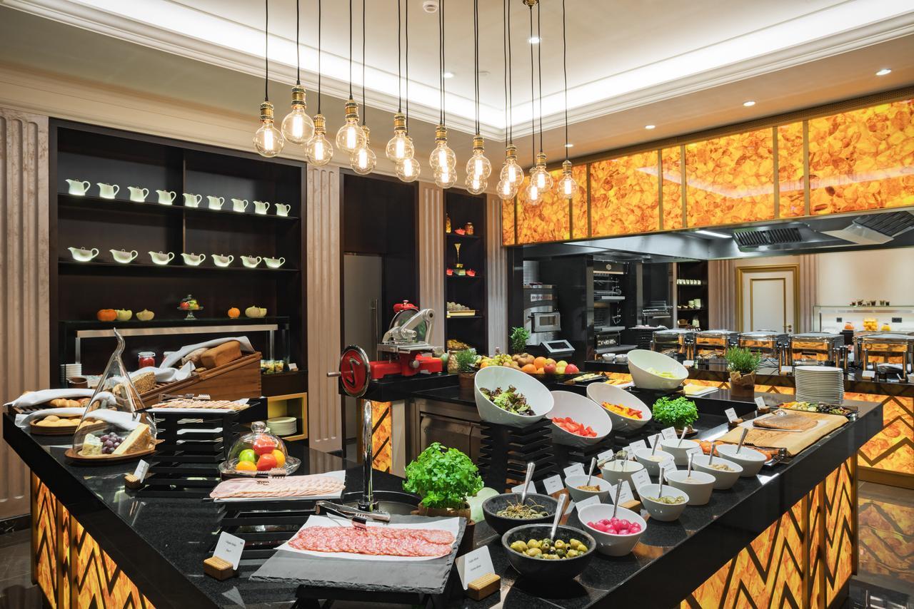 Grand Hotel Kempinski Riga Exterior foto The buffet at the hotel