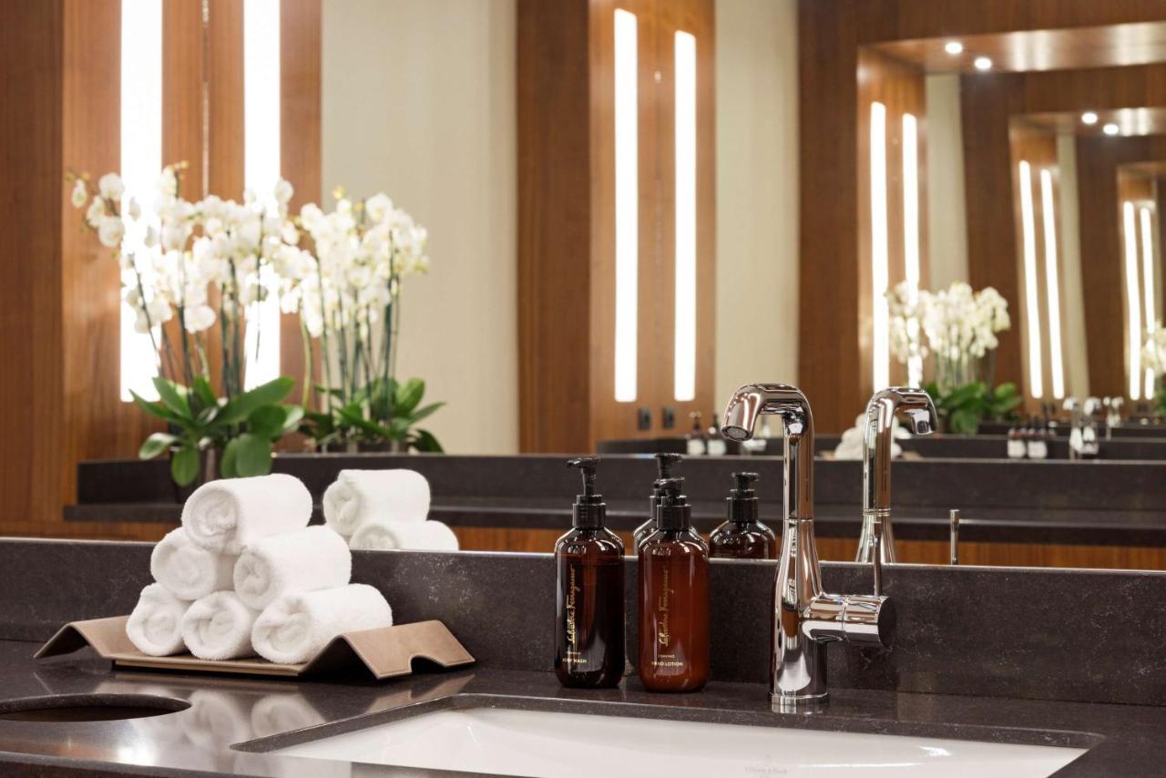 Grand Hotel Kempinski Riga Exterior foto Bathroom at the Four Seasons Hotel, London