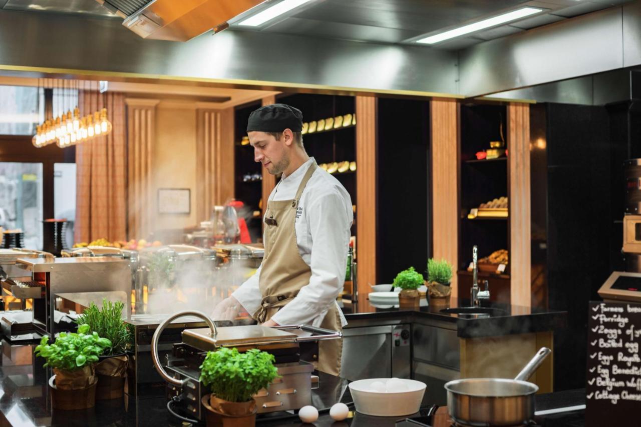 Grand Hotel Kempinski Riga Exterior foto A chef at work
